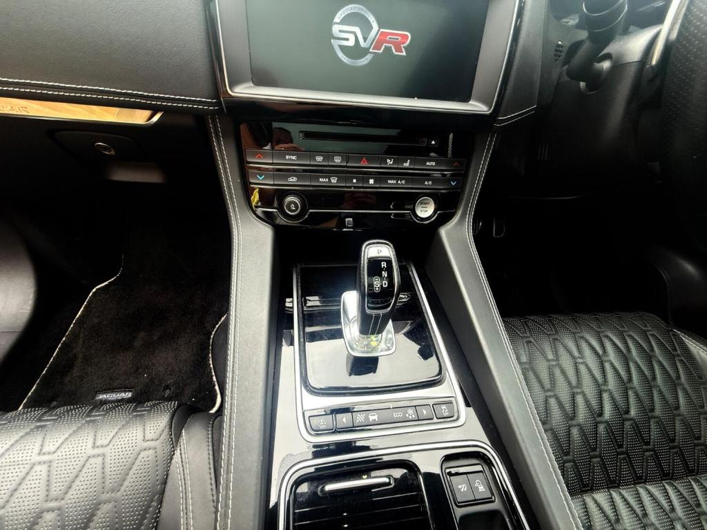 
								Jaguar F-Pace 2019 Automatic (S8) full									