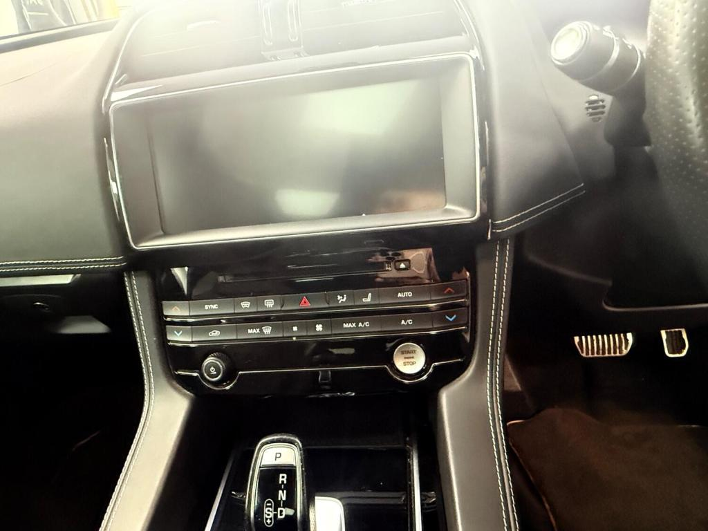 
								Jaguar F-Pace 2019 Automatic (S8) full									